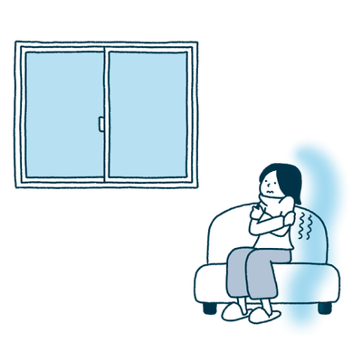冬の窓辺で寒さを感じる様子