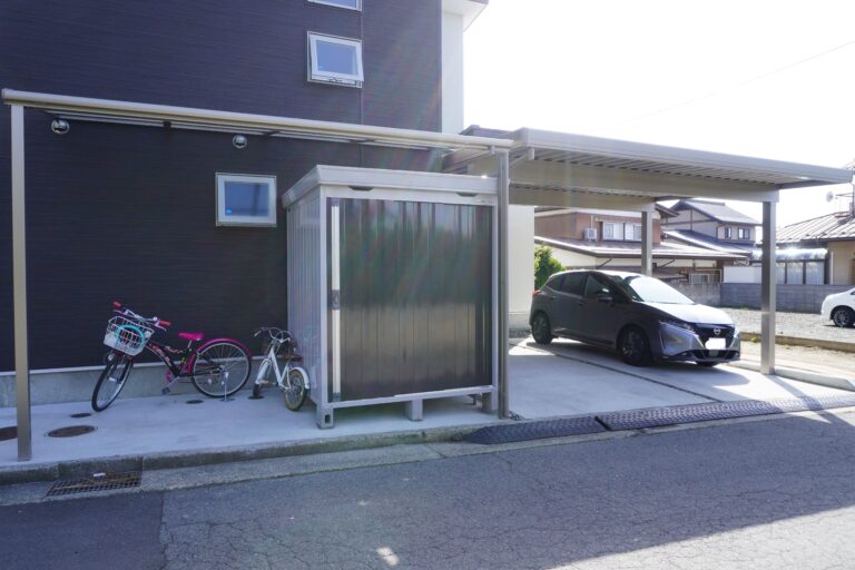 テラス屋根で自転車置き場や物置の場所を確保