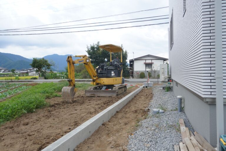 隣の畑との区切りをつくる -土留めコンクリート-