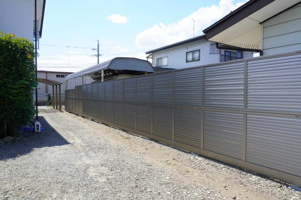 視線を遮る高さ2mの目隠しフェンス | 堀内建材