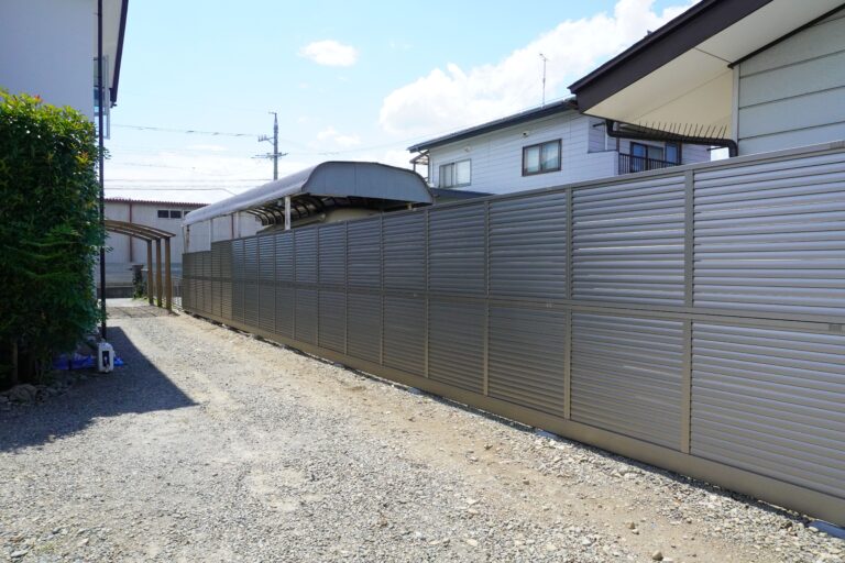 視線を遮る高さ2mの目隠しフェンス