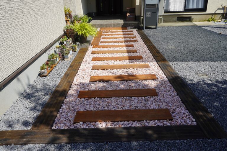 枕木と化粧砂利でつくる玄関までのアプローチ