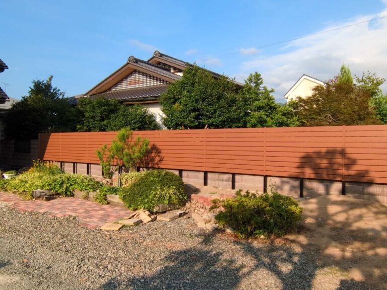 【目隠しフェンス】隣地境界を美しく。リアルな木目を再現した高耐久樹脂フェンス「マイティウッド プレミアム」