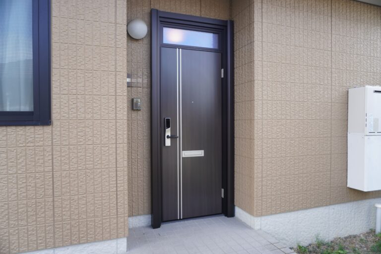 【アパート玄関カバー工法】オーナー様の鍵管理を劇的効率化！YKK AP「ドアリモ アパートドアD2 R04」ランマ採光＆高断熱テンキーロック導入事例