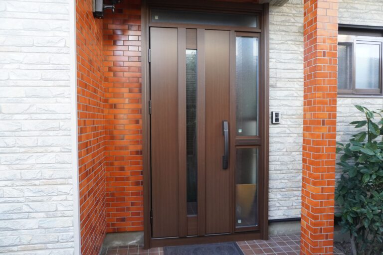 【長野市南長池】アルミドアの激しい結露・寒さを解消！YKK AP「ドアリモD30 C07」電池錠＆下枠巾木仕上げでワンランク上の玄関リフォーム